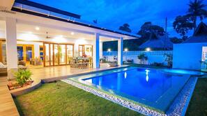 3 outdoor pools, open 6:00 AM to 10:00 AM, sun loungers