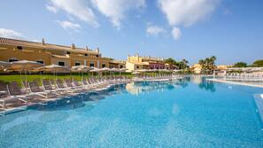 Piscine couverte, piscine extérieure, parasols de plage, chaises longues