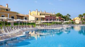 Piscine couverte, piscine extérieure, parasols de plage, chaises longues