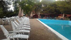 Piscine extérieure (ouverte en saison), parasols de plage