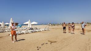 Spiaggia privata, lettini da mare, ombrelloni, un bar sulla spiaggia