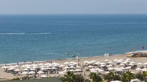 Spiaggia privata, lettini da mare, ombrelloni, un bar sulla spiaggia