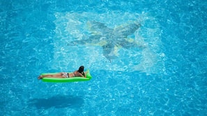 Innenpool, Außenpool, Sonnenschirme, Liegestühle