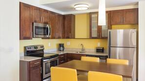 Geladeira, micro-ondas, cooktop, lava-louças