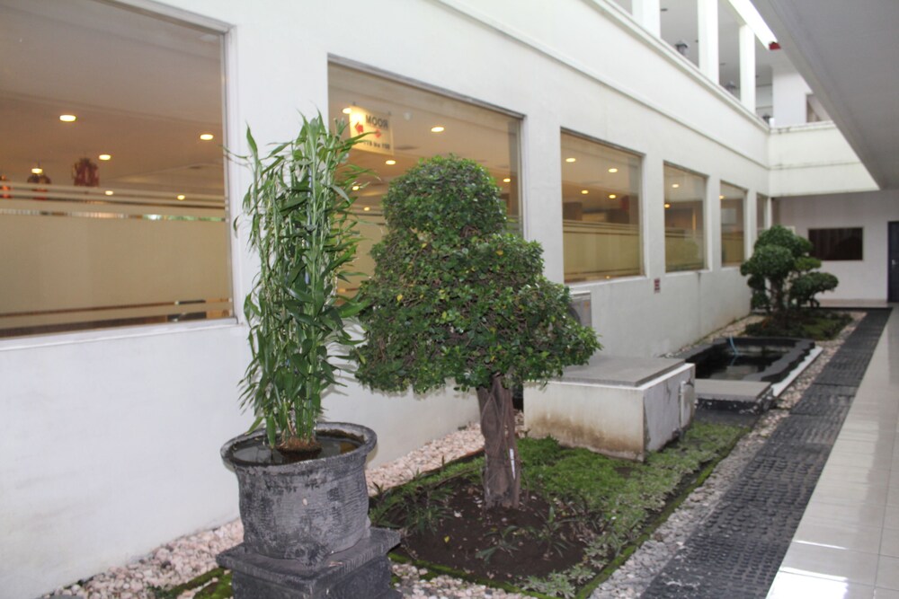 Hotel Sinar 3 Deals & Reviews (Surabaya, IDN)  Wotif