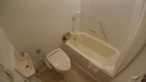 Combined shower/tub, free toiletries, hair dryer