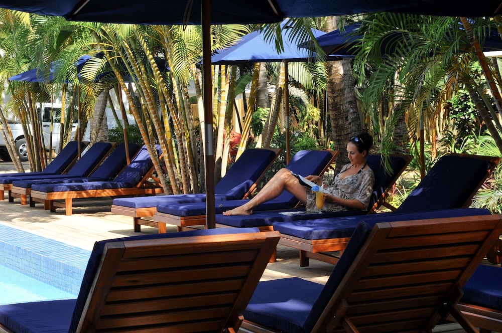 Outdoor pool, Oasis Palms Hotel