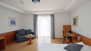 Roupas de cama premium, frigobar, cofres nos quartos, escrivaninha