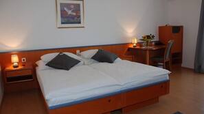 Roupas de cama premium, frigobar, cofres nos quartos, escrivaninha
