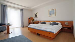 Roupas de cama premium, frigobar, cofres nos quartos, escrivaninha
