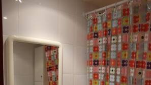 Ducha y bañera combinadas y artículos de higiene personal gratuitos