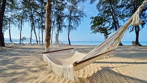 Privatstrand, Sonnenschirme, Strandbar