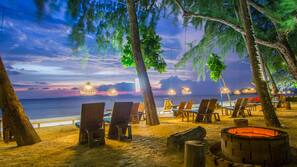 Privatstrand, Sonnenschirme, Strandbar
