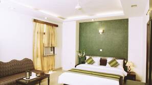 1 bedroom, premium bedding, desk, rollaway beds