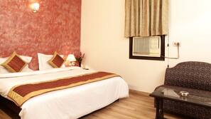 1 bedroom, premium bedding, desk, rollaway beds