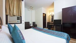 1 bedroom, premium bedding, desk, rollaway beds