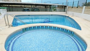 Una piscina al aire libre de temporada