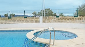 Una piscina al aire libre de temporada