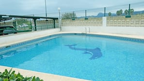 Una piscina al aire libre de temporada