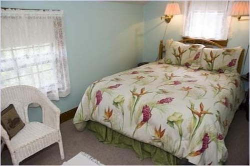 Hanover House at the Twin Oaks Inn in Vineyard Haven, United States