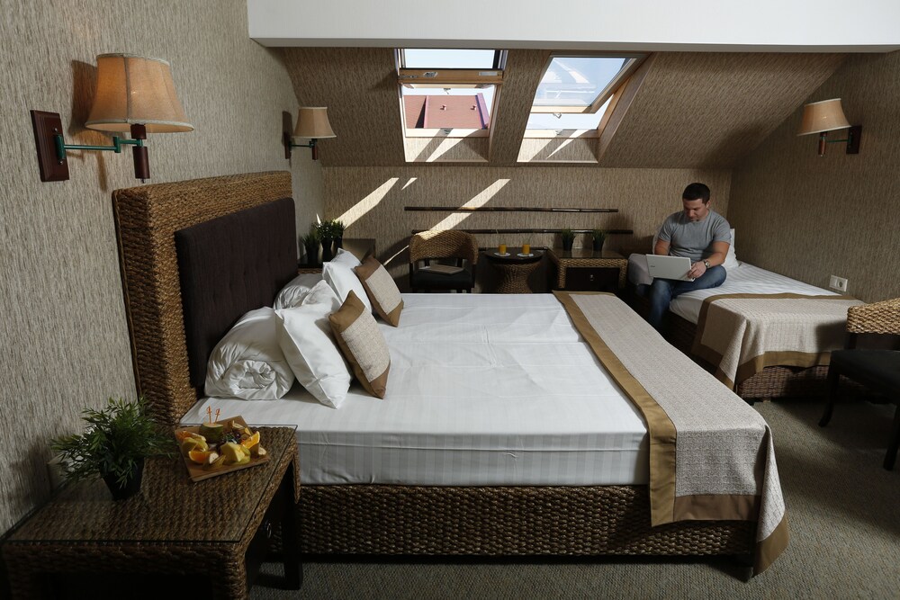 Boutique Hotel La Terrassa Reviews Photos Rates Ebookers Ie - 