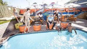 Piscine extérieure, parasols de plage