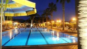 Piscina stagionale all'aperto, ombrelloni da piscina, lettini