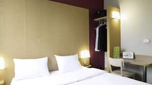 Desk, soundproofing, free cots/infant beds, free WiFi