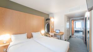Desk, soundproofing, free cots/infant beds, free WiFi