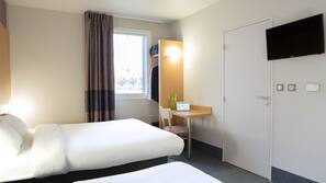 Desk, soundproofing, free cots/infant beds, free WiFi