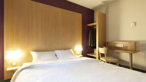 Desk, soundproofing, free cots/infant beds, free WiFi