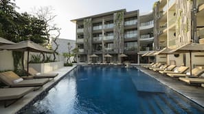 4 piscines extérieures, chaises longues