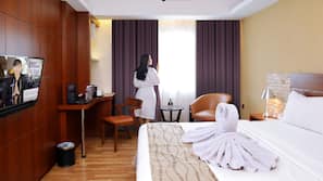 Minibar, in-room safe, desk, iron/ironing board