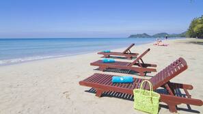 Privatstrand, Liegestühle, Sonnenschirme, Strandtücher