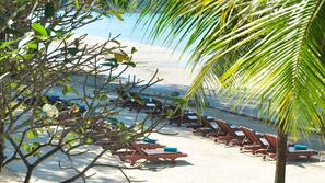 Privatstrand, Liegestühle, Sonnenschirme, Strandtücher