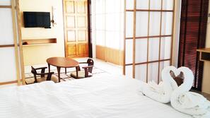 เครื่องนอนระดับพรีเมียม, มินิบาร์, โต๊ะทำงาน, เตียงเสริม (คิดค่าบริการ)