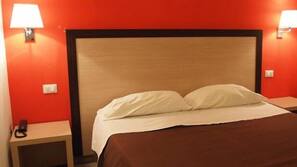 Minibar, una scrivania, culle/letti per bambini (gratuiti)