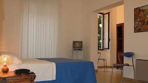 Minibar, una scrivania, culle/letti per bambini (gratuiti)