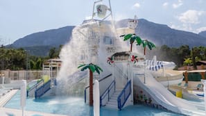 5 piscine all'aperto, ombrelloni da piscina, lettini