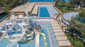5 piscine all'aperto, ombrelloni da piscina, lettini