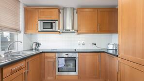Full-sized fridge, microwave, oven, hob