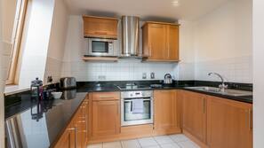 Full-sized fridge, microwave, oven, hob