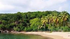 Beach nearby, white sand, beach towels