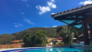 4 outdoor pools