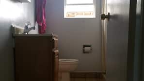 Shower, free toiletries