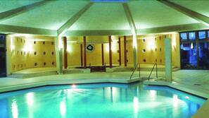 2 Innenpools, Außenpool, Sonnenschirme, Liegestühle