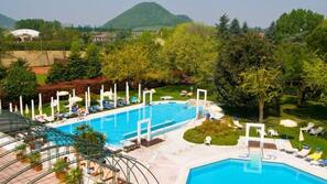 2 Innenpools, Außenpool, Sonnenschirme, Liegestühle