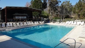 2 outdoor pools
