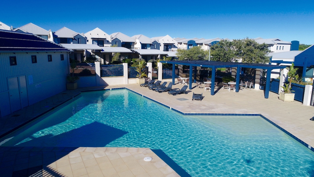 Outdoor pool, Margaret River Beach Apartments