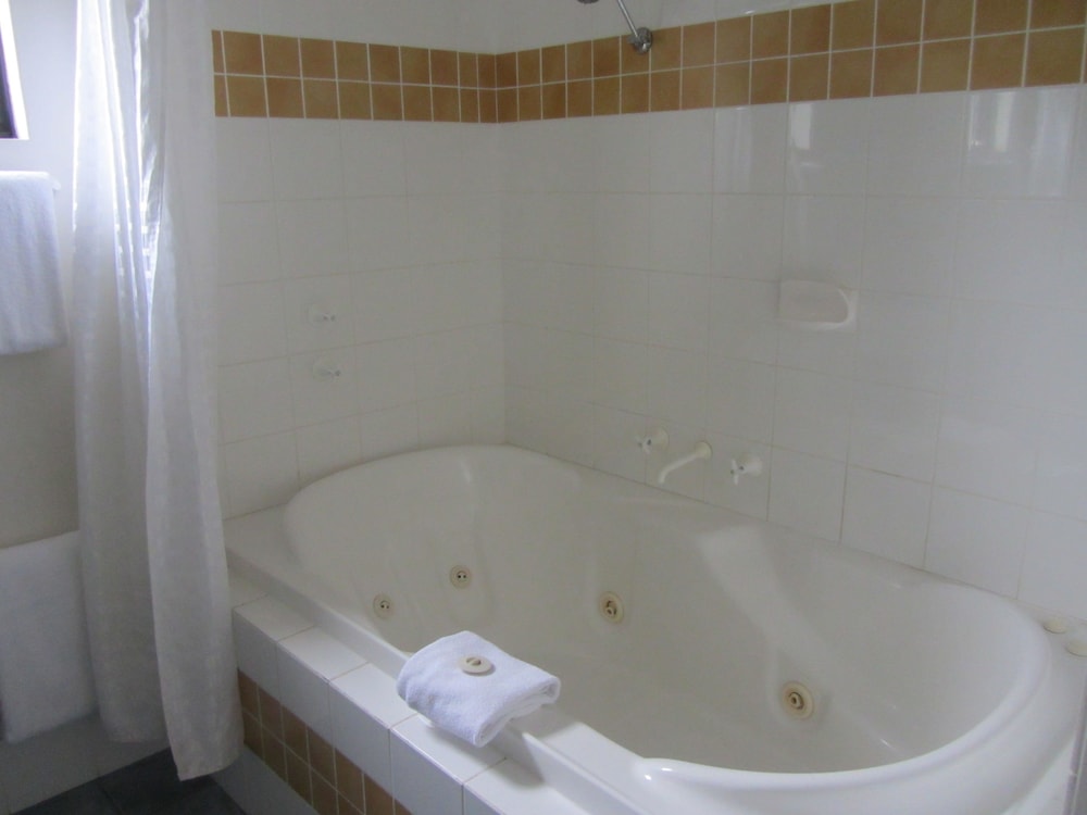 Jetted tub, Margaret River Beach Apartments